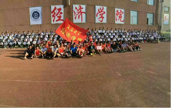 awc777万象城娱乐官网运动员与观众合影留念