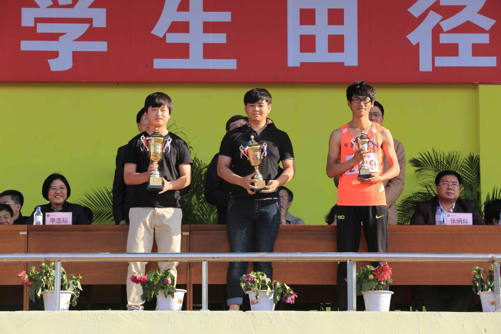 awc777万象城娱乐官网王亮同学打破110米栏记录