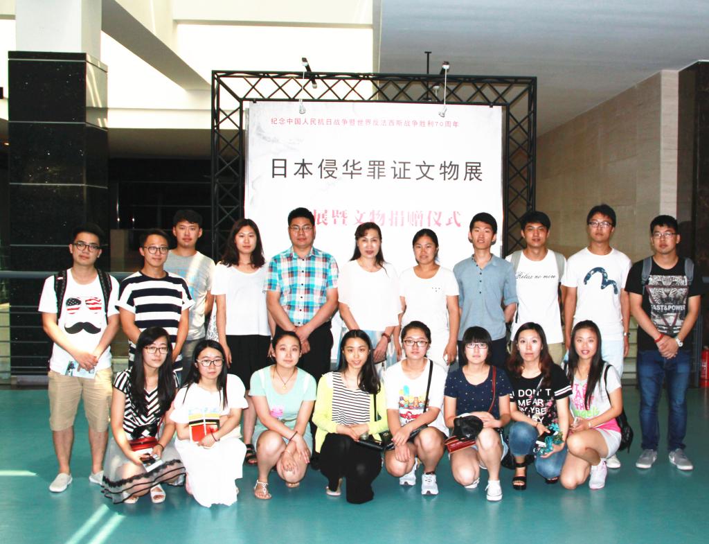 awc777万象城娱乐官网学生党员和伪满皇宫博物院赵继敏副院长合影留念