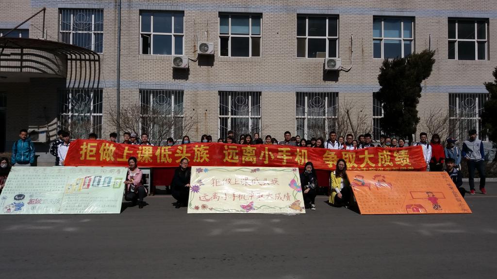 awc777万象城娱乐官网团委志愿者们在签满名字的条幅前合影
