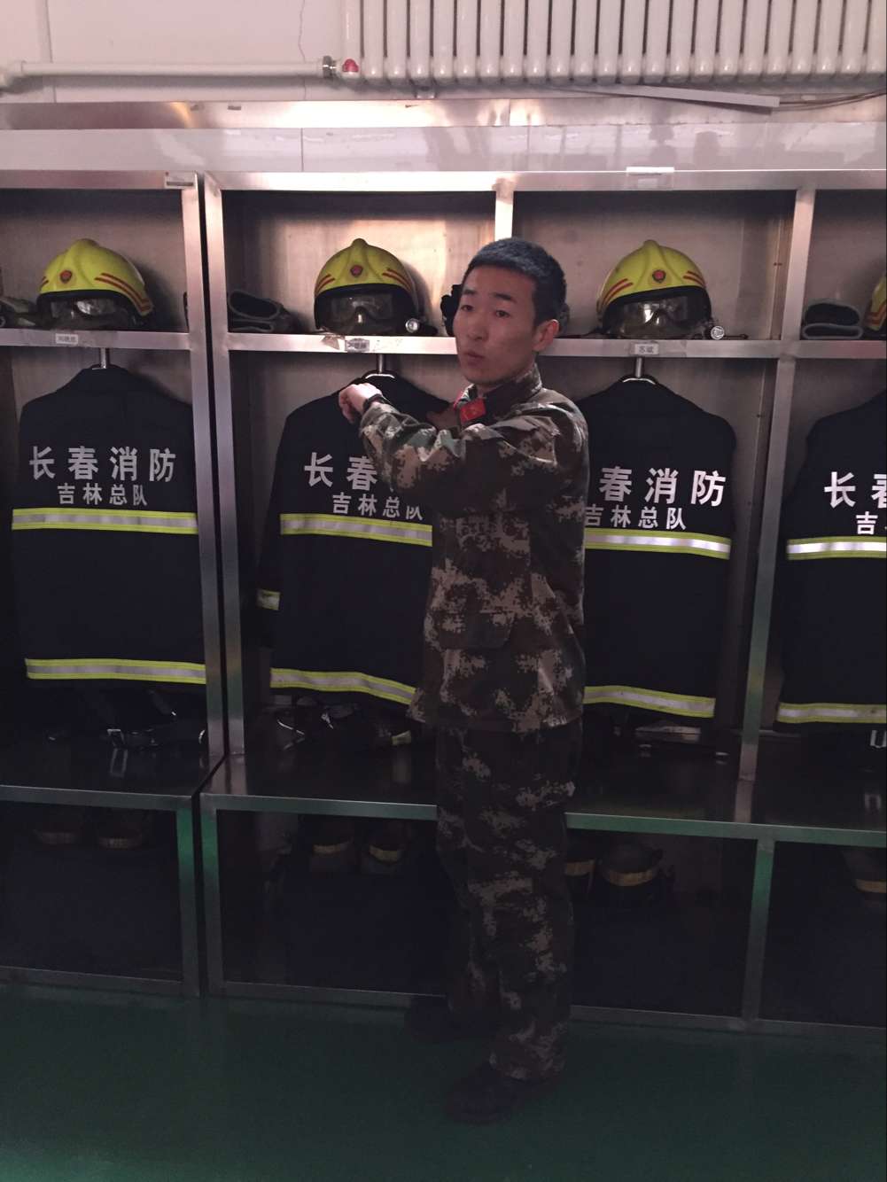 消防官兵讲解消防知识